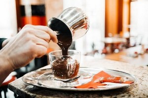 barista-preparing-the-best-hot-chocolate-picjumbo-com_700x467_600x400_450x300_300x200